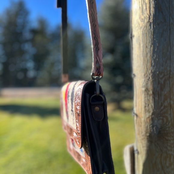 NEW RELEASE Tooled Leather flower Rug Wool flap shoulder bag Boho west Tan Red - Picture 5 of 9